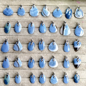 Pendentif en Agate Opale Bleue de Qualité Supérieure, Bijou de Mode de Haute Qualité pour le Chakra Racine, Sculpture Ombre Feng Shui pour la Maison - Product Image 1