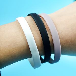 Bracelet en silicone lumineux de couleur unie pour adultes et enfants, idéal pour le sport et les activités de développement sans paroles - Product Image 3