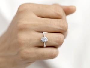 Bague de fiançailles en diamant de laboratoire pour femme, avec diamant ovale de laboratoire E F VS et design halo, bijou de cocktail élégant - Product Image 3