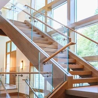 Escalier contemporain moderne en verre transparent avec marches en verre trempé renforcé et garde-corps métallique pour villas et usage commercial extérieur