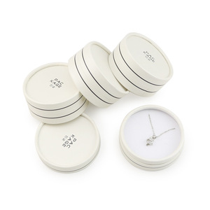 Grande demande Logo Personnalisé Boîte à Bijoux Ronde Blanche Boîte à Bague Boîte à Collier - Product Image 4