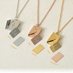 Collier personnalisé gravé au laser avec des emplacements pour photos, forme d'<span class=keywords><strong>enveloppe</strong></span>, <span class=keywords><strong>en</strong></span> acier inoxydable - Product Image 1