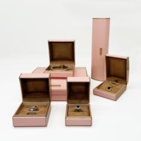 Lot de 100 boîtes à double anneau en cuir PU rose, personnalisables avec logo, pour colliers et bracelets, avec étiquette métallique – Vente en gros