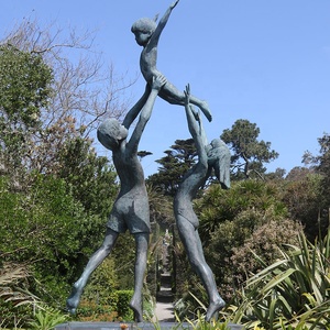 Décoration artistique, sculpture en bronze grandeur nature de deux garçons nus - Product Image 5