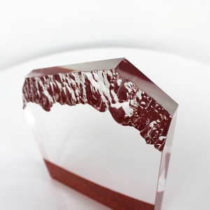 Trofeo de Acrílico Transparente con Logotipo Personalizado, Placa de Cristal con Forma de Pico de Montaña, Premio con Base de Arena Roja Brillante para Empresas - Product Image 3