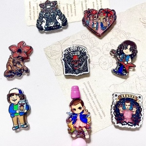 Abalorio para Teléfono con Cuentas de Acrílico, con Tecnología 3D de Relieve a Través del Material, Diseño de Dibujos Animados de Stranger Things y Sanderson, DIY, Versátil, en Forma de Cuentas - Product Image 1