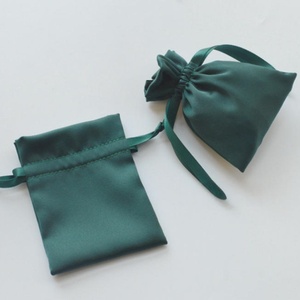 Sacs à main en satin mat avec cordon de serrage, sacs cadeaux recyclables pour l'emballage de bijoux avec logo personnalisé - Product Image 5