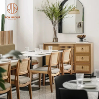 Ensemble de mobilier de restaurant moderne, tables de café en marbre avec chaises à dossier tressé et banquette en tissu pour café