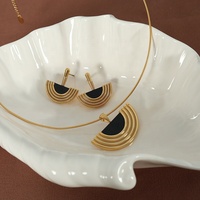 Parure de bijoux en acier inoxydable style géométrie égyptienne ancienne, plaqué or PVD, avec boucles d'oreilles éventail en émail noir et collier ras-du-cou chaîne serpent