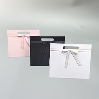 Boîte cadeau triangulaire pliable en carton blanc de luxe personnalisée OEM ODM avec ruban, boîte d'emballage pour bijoux et foulards, pliage en une seule pièce, mariage