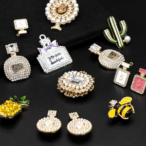 ポップクリエイティブデザイン甘い多色高級装飾クロッグ部品3D金属アクリルゴールドペンダント工芸品クリスタルパール靴チャームピン - Product Image 4