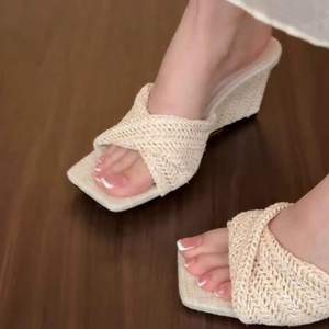 Nouvelles sandales compensées tissées à bout carré et bride unique pour femme, collection été 2026 – Personnalisées, simples et polyvalentes - Product Image 4