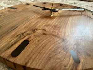 Horloge murale en résine et bois artisanale, décorative, durable, fonctionnelle, élégante et raffinée, idéale pour le salon - Product Image 5