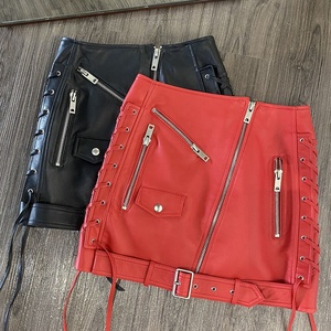 Mini-<span class=keywords><strong>jupe</strong></span> en <span class=keywords><strong>cuir</strong></span> véritable <span class=keywords><strong>rouge</strong></span> pour <span class=keywords><strong>femme</strong></span> - Style motard avec lacets, fermeture éclair latérale, ceinture et poches, idéale pour les soirées et le streetwear - Product Image 2