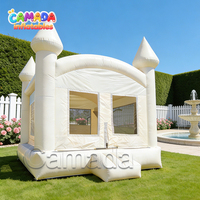 Château gonflable commercial blanc pour mariages et événements, idéal pour la location de matériel de fête