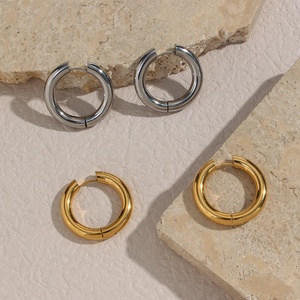 Boucles d'oreilles créoles épaisses en acier inoxydable plaqué or 18 carats, style minimaliste, collection Dreamshow, vente chaude, vente en gros - Product Image 4