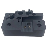 Servicios de Mecanizado CNC de Precisión, Soporte de Fijación de Precisión con Acabado Negro Mate y Múltiples Orificios
