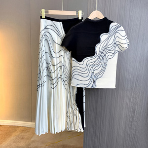 Traje de Dos Piezas a Rayas para Mujer, Transpirable, Ecológico, de Poliéster, Nuevo Modelo 2024, Top Plisado Estampado de Alta Gama con Falda Larga - Product Image 6