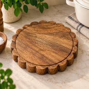 Ensemble de 2 dessous-de-plat en bois faits à la main, motif festonné, 8 pouces, ronds rustiques, pour plats chauds, théière et poêle, pour cuisine nordique - Product Image 1