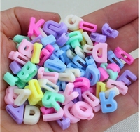 Lot de 100 perles acryliques creuses en forme de lettres, couleur claire, petites perles pour bracelet DIY, pendentif, accessoires de bijoux, vente en gros