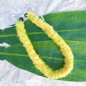 Christmas Eyelash Yarn Leis w Natural Kukui Nut Handmade Celebration Wreath Festival Garland