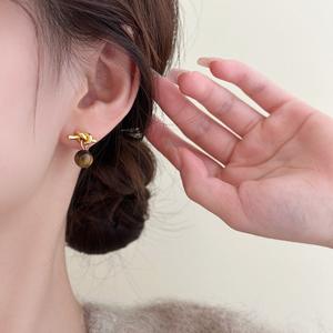 Pendientes de Plata de Ley S925 para Mujer, Diseño Único de Nicho, Versión Coreana, con Piedra de Ojo de Tigre Anudada, Regalos de Oro Premium para Otoño e Invierno - Product Image 4