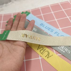 ริบบิ้นโพลีเอสเตอร์เมทัลลิกคุณภาพสูง พิมพ์ลายตามสั่ง โลโก้เฉพาะ ริบบิ้นผ้าซาติน สำหรับห่อของขวัญวันเกิด - Product Image 1