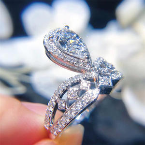 Anello di Fidanzamento F1702 per Donna in Oro Bianco con Diamante Taglio Pera Naturale Colore D e Diamanti Laterali - Product Image 3