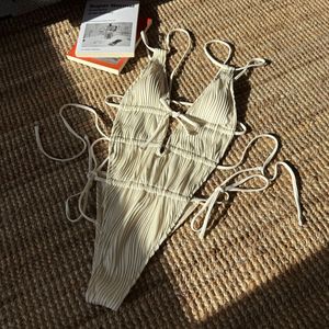 Traje de baño de una pieza acanalado para mujer al por mayor, con cuello en V profundo, tirantes finos múltiples, laterales huecos con lazo, corte alto, de Spandex/Poliéster transpirable - Product Image 4