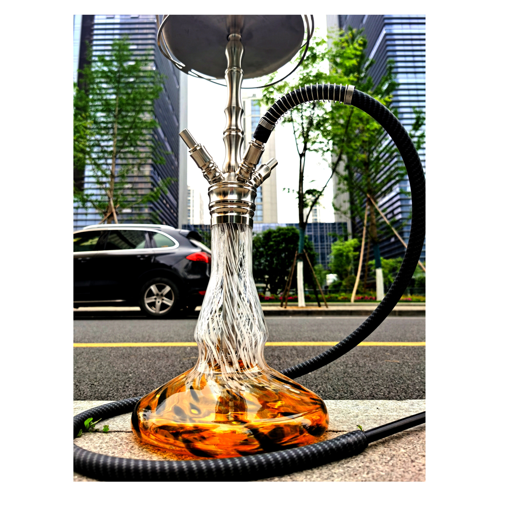 Tlka bir shisha uning mushuk yuqoriga barcha yol shoved bor