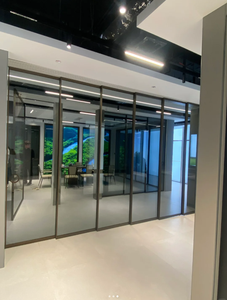 ประตูกระจกอลูมิเนียม Zcsung สำหรับระเบียง ป้องกันพายุเฮอริเคน ปิดผนึกแน่น แบบยกขึ้น-ลง และแบบเลื่อนคงที่ - Product Image 5