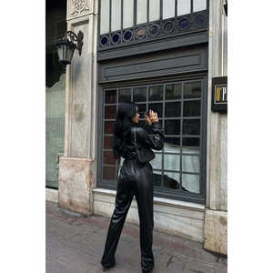 Mono de cuero negro para mujer con cremallera, diseño de leopardo con encaje hueco y decoración de vendaje, producto ODM para fitness de verano - Product Image 1