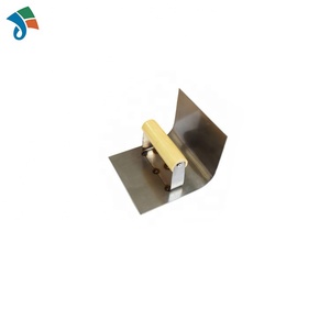 Pelle d'angle en acier au carbone avec manche en bois, outil pour plaques de plâtre - Product Image 4