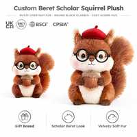 Peluche personnalisée OEM écureuil savant vintage avec béret et lunettes, tenant un écorce d'arbre, en fourrure douce et veloutée, animaux en peluche personnalisés en gros