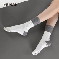 Chaussettes de yoga en coton contrastées OEM pour femmes, antidérapantes, à 5 doigts, mi-mollet, color block, pour le sport, le fitness, le Pilates en intérieur