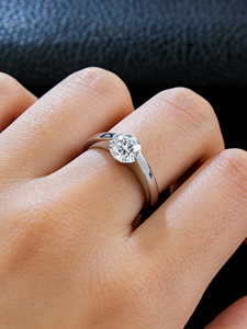 Bague en argent sterling S925 avec moissanite ronde solitaire, bague de promesse classique à bande torsadée, bijoux de fiançailles élégants pour femme - Product Image 3
