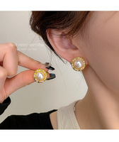 Nouvelles Boucles d'Oreilles Géométriques de Luxe Léger Haut de Gamme en Pierre Chat, Clous d'Oreilles Ronds Dorés avec Perles, Bijoux Tendance de Niche pour Femmes