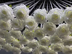 50個の白い人工シルクローズクリスタルビーズチェーンドロップガーランドハンギングストリングセンターピース家のパーティーガーデンウェディングの装飾