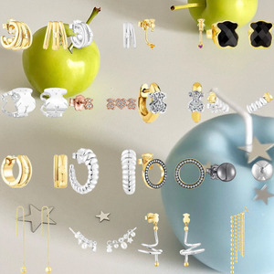 Pendientes de lujo al por mayor Touses: Surtido de pendientes de oso con ónix, concha y cristal de 3 tonos, apilables, accesorios de metal para mujer. - Product Image 1
