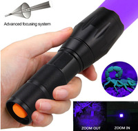 Nouvelle Arrivée Lampe Torche LED Double Lumière Violet et Blanc, Torche Ultraviolette Zoomable, Lampe de Détection, Torche UV 2 en 1 395nm