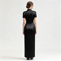 Qipao pengantin gaya Cina baru, satin hitam, potongan ramping, lengan pendek, kerah mandarin, detail manik-manik, detail piping, belahan samping, panjang, MOQ kecil, pesanan khusus.