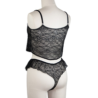 Ensemble de lingerie féminine en dentelle florale noire délicate avec détails boutonnés, camisole et culotte taille haute en maille transparente, lingerie douce