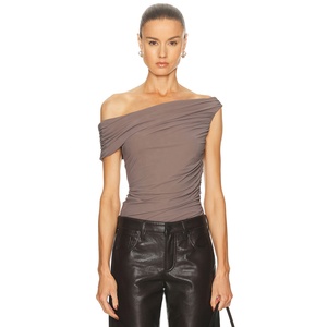 Débardeur sexy d'été pour femme, uni, moulant, respirant, froissé, à épaules dénudées et encolure asymétrique - Product Image 1