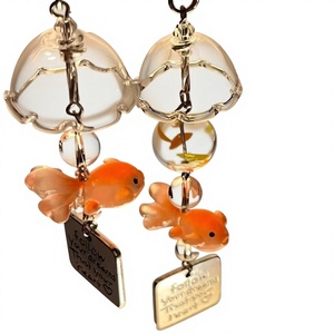 Colgante de resina plástica semielaborado estilo Instagram con diseño de pez dorado, estilo ensueño, el más vendido, con cuentas, para teléfono móvil, tipo campanilla de viento. - Product Image 1