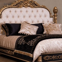 Elysee Crest Bogenförmiges, getuftetes, vergoldetes Bett |   Luxuriöses französisches klassisches Polsterbett in Kingsize - EKAR FURNITURE