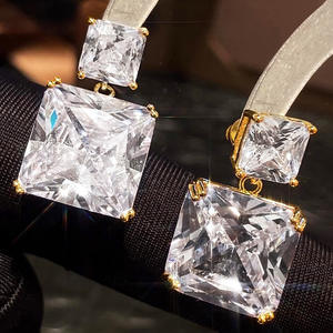 Tiffany & Co. Boucles d'oreilles clous en cristal, argent 925, sertissage griffe géométrique, classiques pour femme, usage quotidien - Product Image 5