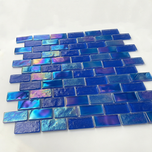 Mosaico de Vidrio Irregular Azul para Piscina, Acabado Perlado Iridiscente, Baja Absorción de Agua, para Paredes de Piscinas - Product Image 1