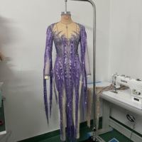Justaucorps de scène pour danse latine et orientale, style showgirl, à franges de paillettes violettes, en maille nude, orné de strass flamme, à manches longues et col ras du cou