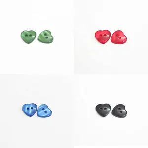 Botones de resina de plástico con forma de corazón para niños, dos agujeros coloridos, DIY