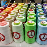 1200 couleurs en stock Fil à coudre en polyester de haute qualité 40/2 Universel pour vêtements, sacs et textiles de maison